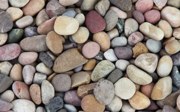 Морские камни могут обладать различными оттенками, что в значительной мере расширяет дизайнерские возможности
