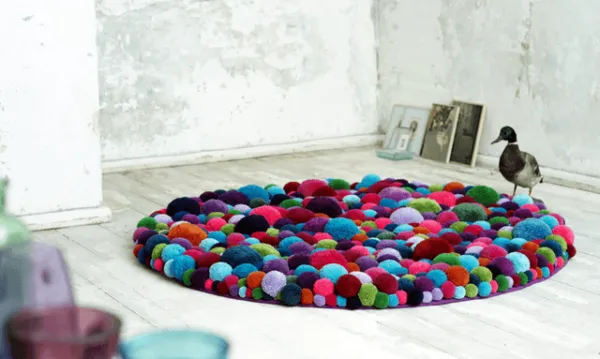 Эффектный коврик из разноцветных мешочков