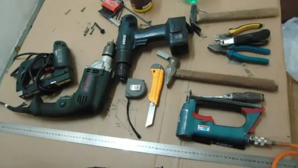 Простой набор плотницкого инструмента, который есть в большинстве домашних мастерских