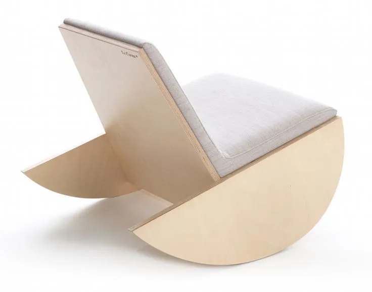 Еще один пример минимализма кресло из 4 деталей, а именно, конструкция состоит из двух боковин сиденья и спинки