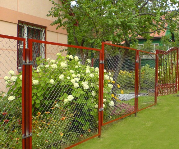 Забор из пластиковой сетки для дачи