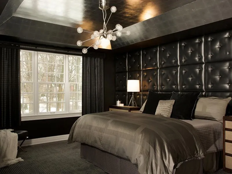 Черный потолок в интерьере спальне в неоклассическом стиле