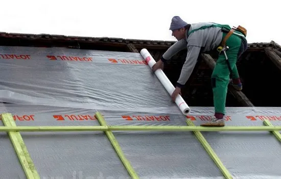 Монтаж гидроизоляционной пленки при строительстве мансардной крыши