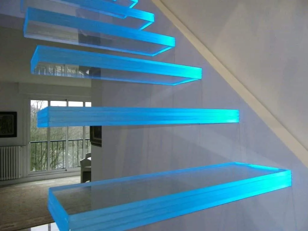 Освещение стеклянной лестницы