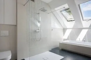 Дизайн интерьера ванной комнаты в доме с мансардными окнами (фото)