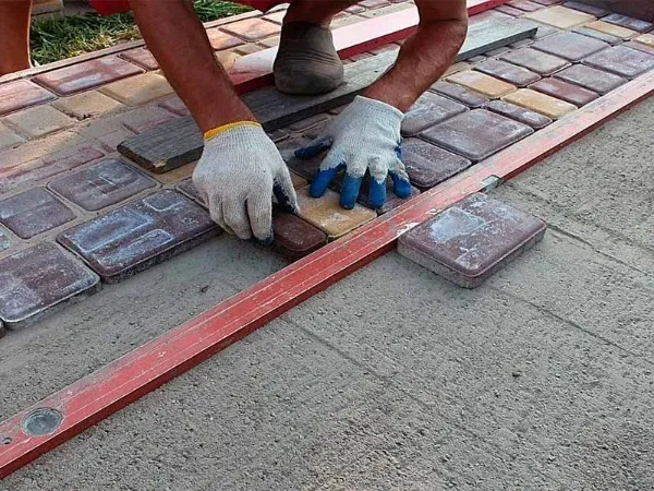 Монтаж тротуарного покрытия на гарцовку