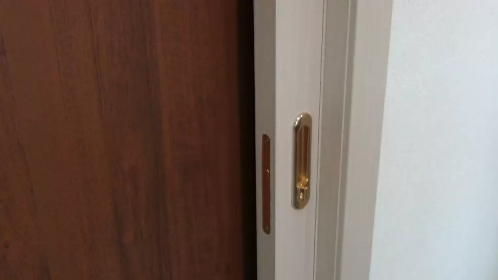 Способ не полного открывания дверей пенал