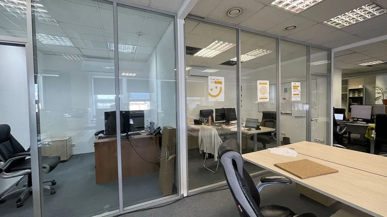 Прозрачные стеклянные перегородки для офиса
