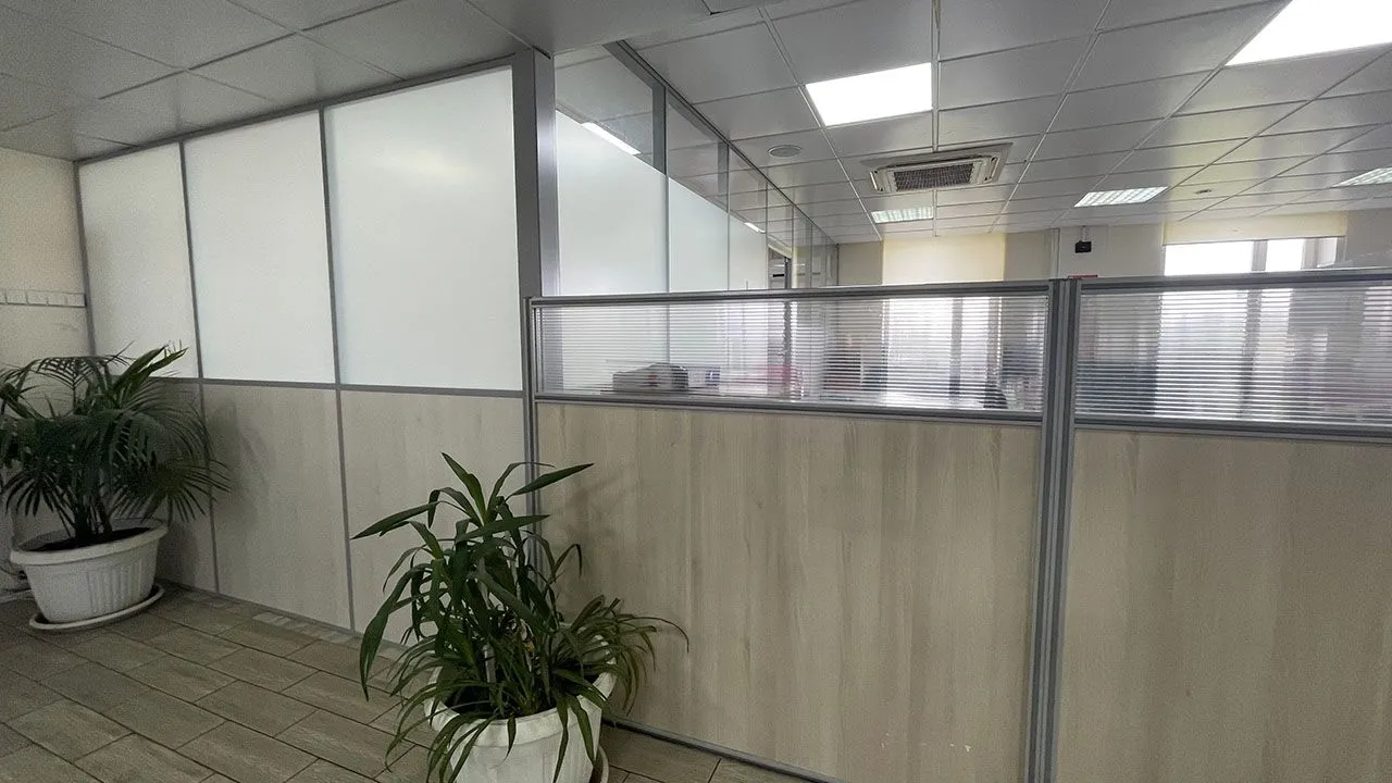 Комбинированные офисные перегородки из стекла и ЛДСП