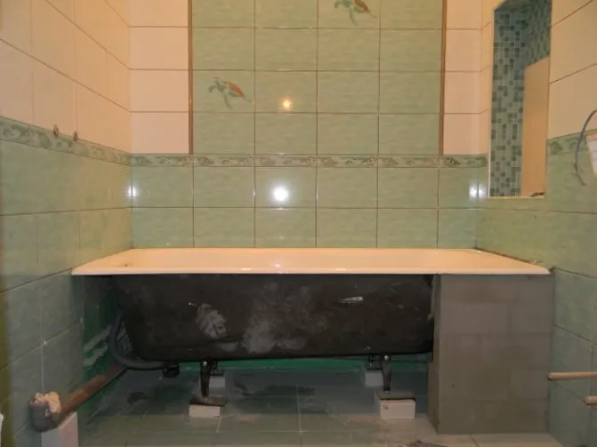 Кирпичи под ванной из чугуна распределяют нагрузку