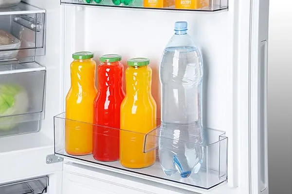 Напитки на полке дверцы холодильника 