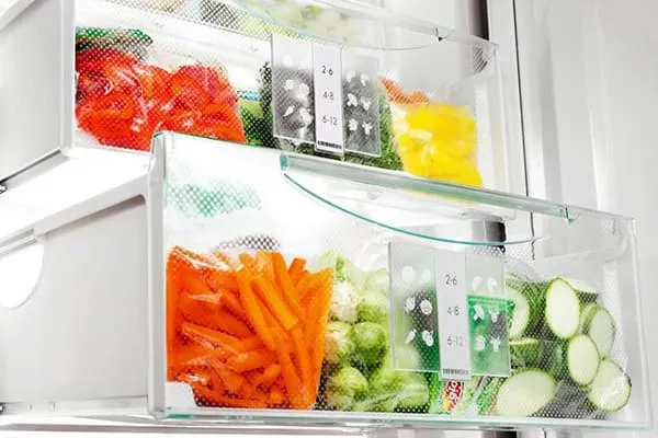 Контейнеры для овощей и фруктов в холодильнике 
