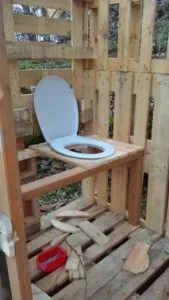 Как сделать самостоятельно на дачном участке туалет из поддонов 