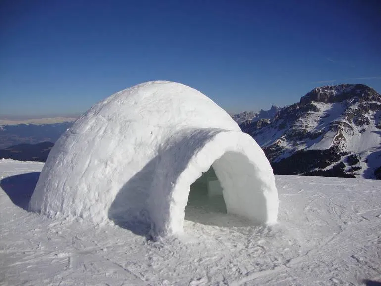 Строительство надежного и крепкого дома из снега своими руками.