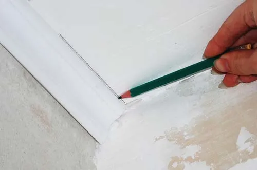 Прочертите карандашом на потолке линию плинтуса
