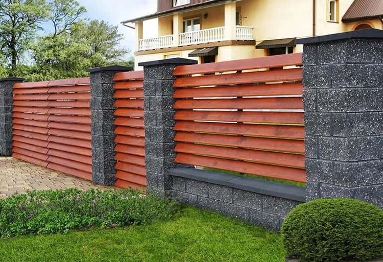 Хороший, устойчивый и надёжный забор может стать украшением вашего участка