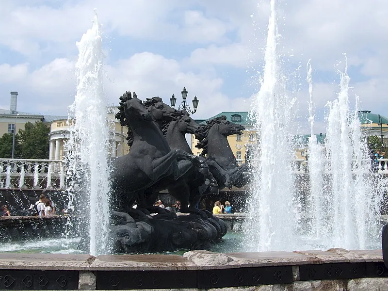 фонтан со скульптурой