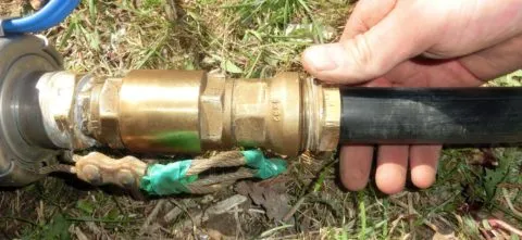 Обратный клапан на выходе скважинного насоса