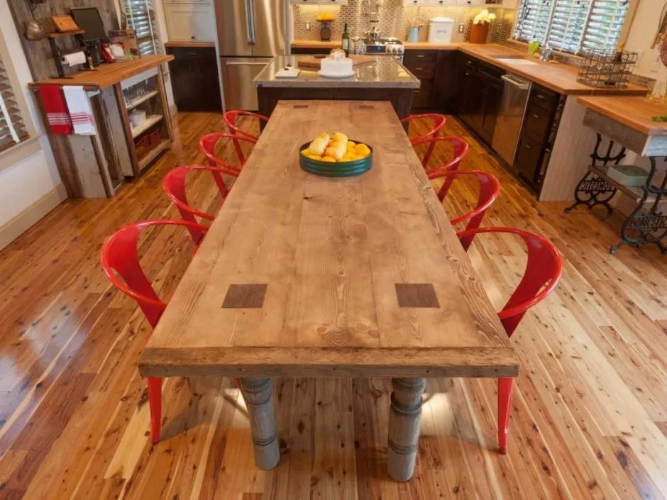 Огромный деревянный стол на кухню