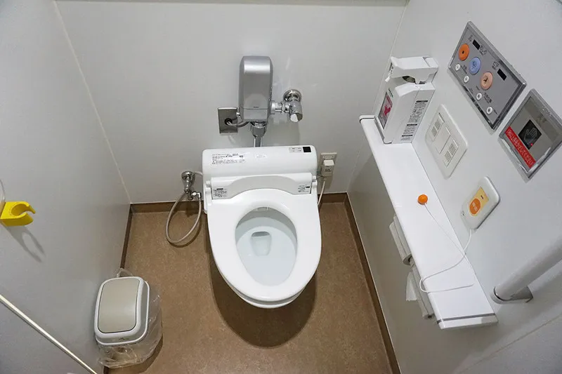 Японские туалеты настолько напичканы электроникой, что порой выбраться из них очень проблематично 