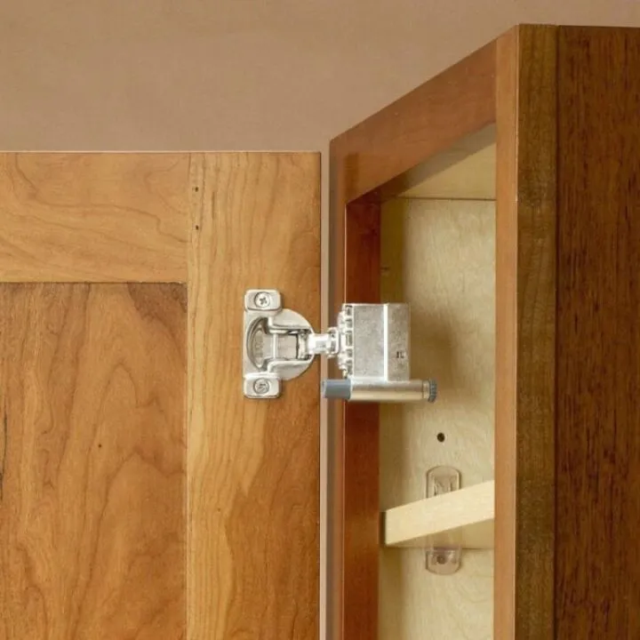 Современные крепёжные элементы для дверей шкафа подлежат регулировке