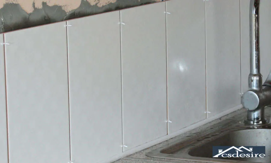 После нанесения клея плитка прижимается к стене и корректируется. Она должна встать в один уровень с предыдущим рядом. Приложенный к поверхностям соседних плиток между уровнем и плитками не должно быть зазора. Также необходимо проверить, чтобы плитка стояла строго вертикально.