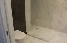 Крупная плитка под мрамор в совмещённой ванной Toilet, Flush Toilet, Toilets