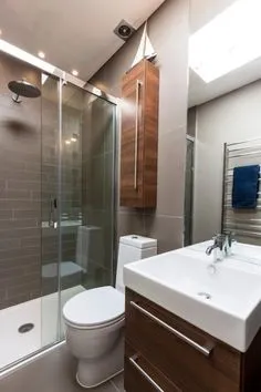 Дизайн ванны со стеклянной шторкой Toilet Design Modern, Small Toilet Design, Modern Toilet, Bathroom Interior, Bathroom Storage, Modern Small Bathrooms, Bathroom Modern