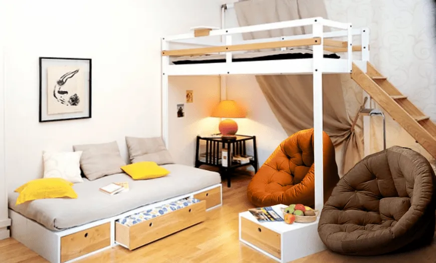 Двухъярусная кровать внутри однокомнатной квартиры
