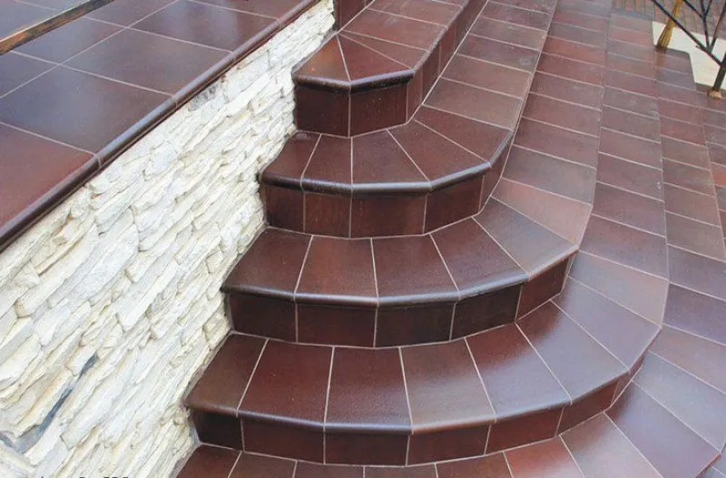 Облицовка лестницы на улице керамогранитной плиткой
