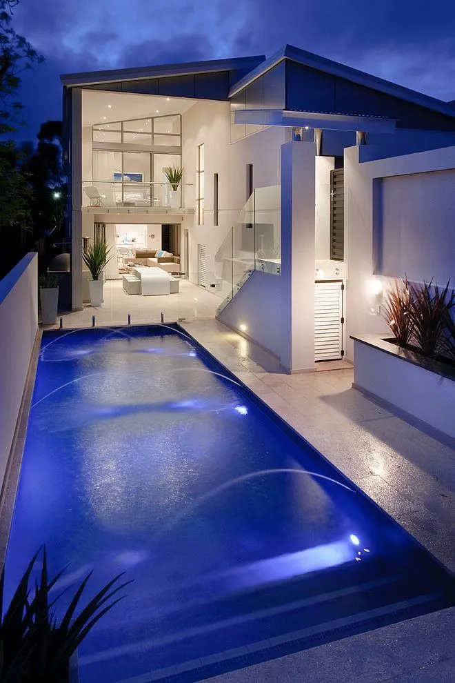 двухэтажный дом с бассейном