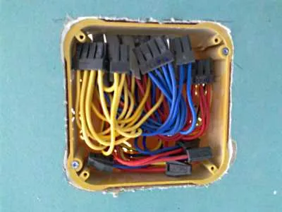 В соединительной коробке следует обеспечить запас провода