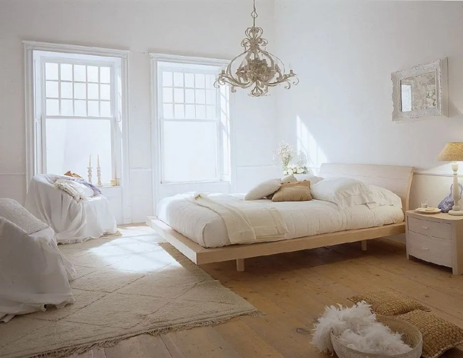 Уютная белая спальня