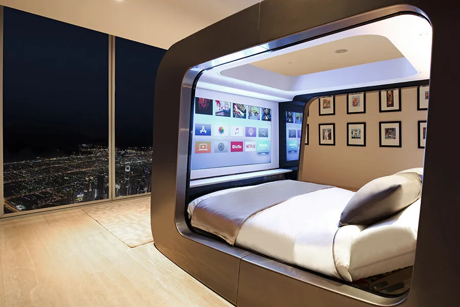 Стиль хай-тек в дизайне интерьера спальни с телевизором и панорамным остеклением
