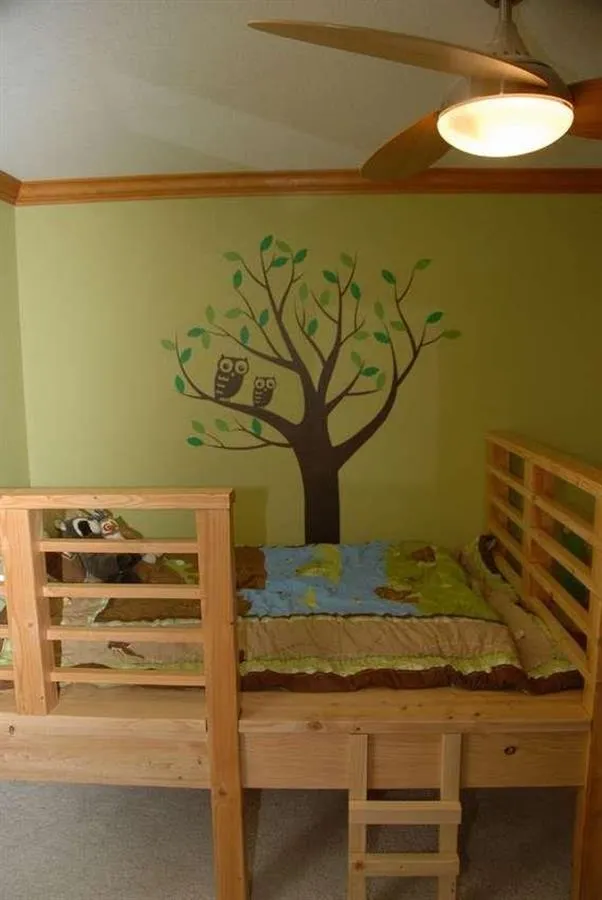Детская кровать из дерева с