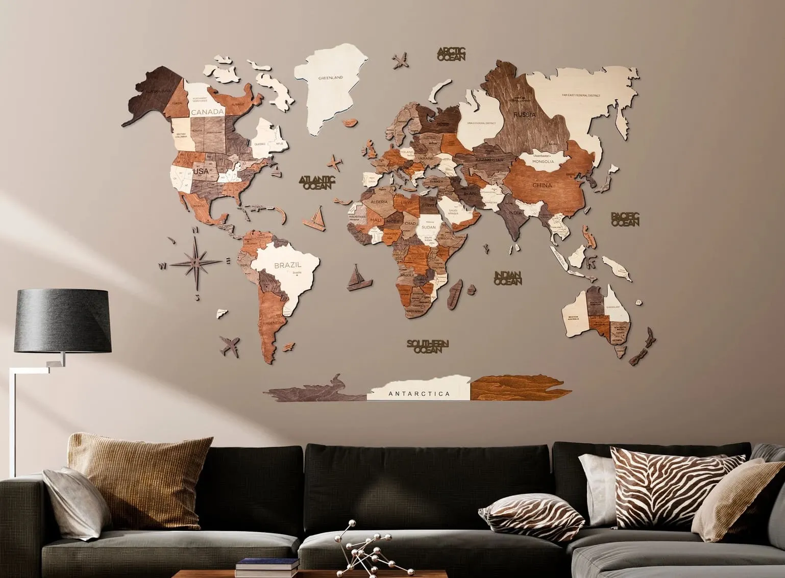 Карта мира из деревянных элементов собранная и зафиксированная на стене