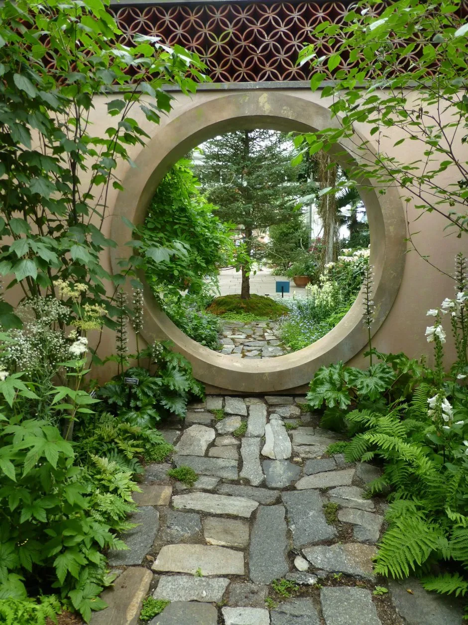 Круглая арка в саду