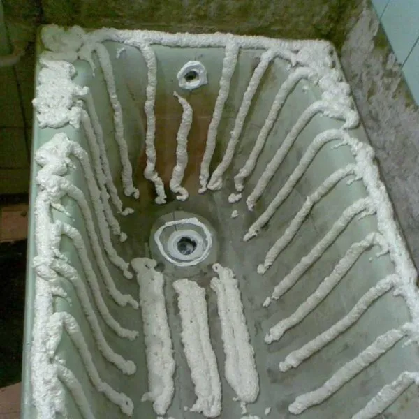 Пример нанесения пены под акриловую вставку для ванны