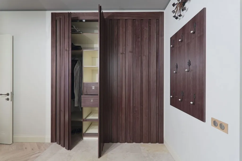 Складные двери коричневого цвета в гардеробе площадью 3 кв м