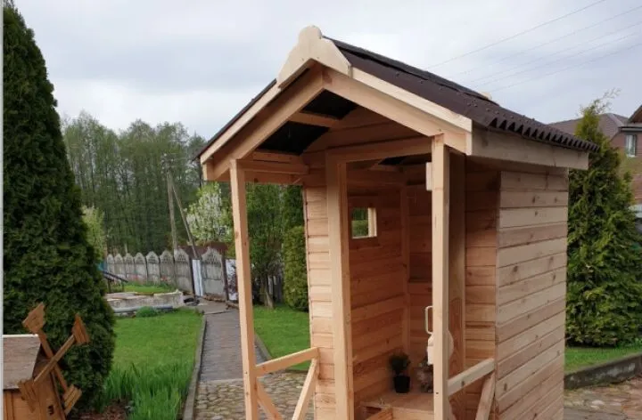 Дачный туалет в форме домика