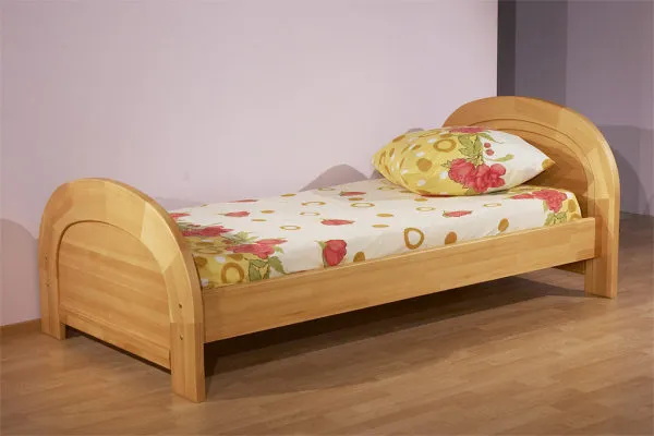Кровать, изготовленная из массива бука