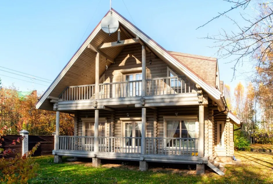 Деревянный дом с двускатной крышей