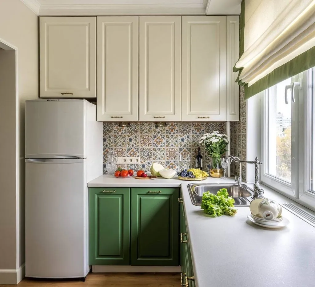 Зеленые оттенки в маленькой кухне