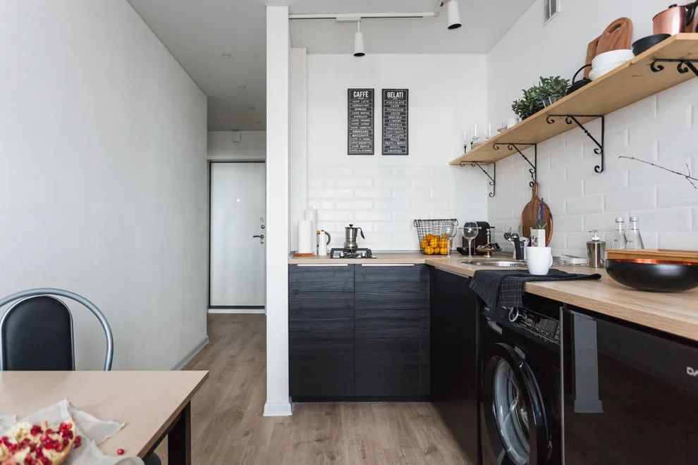 Отсутствие двери на кухню делает помещение просторнее