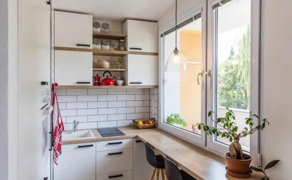 Дизайн кухни с сочетанием открытых полок и закрытых верхних шкафчиков