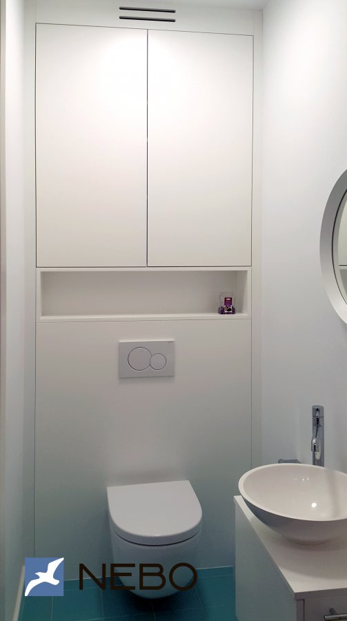 Шкафы в туалет встроенные за унитазом