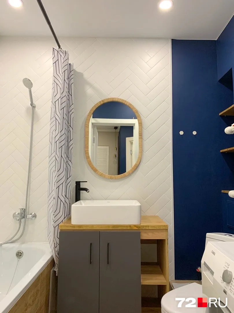 Плитка на стенах в ванной только частично. Подставка под навесную раковину — самодельная: из мебельного щита, покрытого лаком