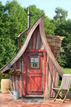 Maisonnette biscornue (70 pieces) Tiny House, Hobbit House, She Sheds, Woodworking Wood, Woodworking Projects
