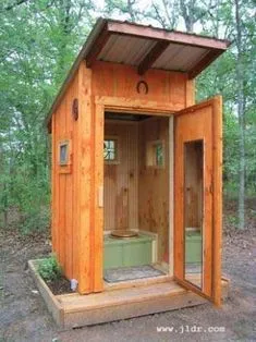 Как Построить Деревянный Туалет для Дачи — Выгребные и Выдвижные Варианты | Мои Идеи Для Дачи и Сада Cabin Life, Small Log Cabin, Tiny Cabins, Pallet Outhouse, Off Grid Living