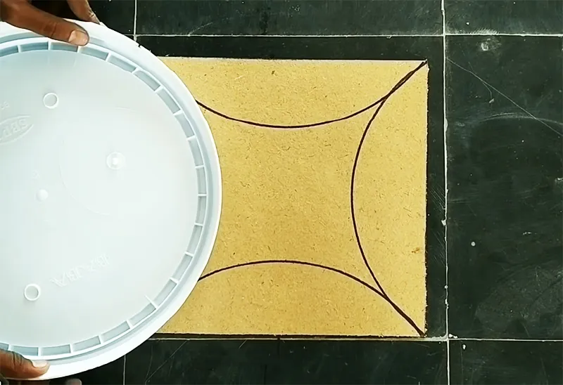 С помощью тарелки делаем 4 полукруга с каждой стороны
